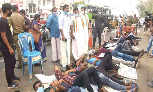 വനിതാ പോലിസ് റാങ്ക് ലിസ്റ്റ് കാലാവധി നീട്ടണം; സെക്രട്ടേറിയറ്റിന് മുന്പില് ഉദ്യോഗാര്ഥികളുടെ മുടിമുറിച്ച് പ്രതിഷേധം വനിതാ പോലിസ് റാങ്ക് ലിസ്റ്റ് കാലാവധി നീട്ടണം; സെക്രട്ടേറിയറ്റിന് മുന്പില് ഉദ്യോഗാര്ഥികളുടെ മുടിമുറിച്ച് പ്രതിഷേധം