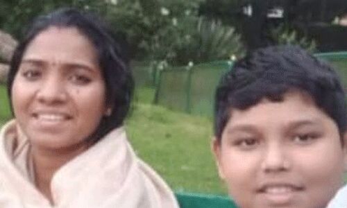 തൃശൂരില് അമ്മയും മകനും വീട്ടില് തൂങ്ങിമരിച്ച നിലയില് തൃശൂരില് അമ്മയും മകനും വീട്ടില് തൂങ്ങിമരിച്ച നിലയില്