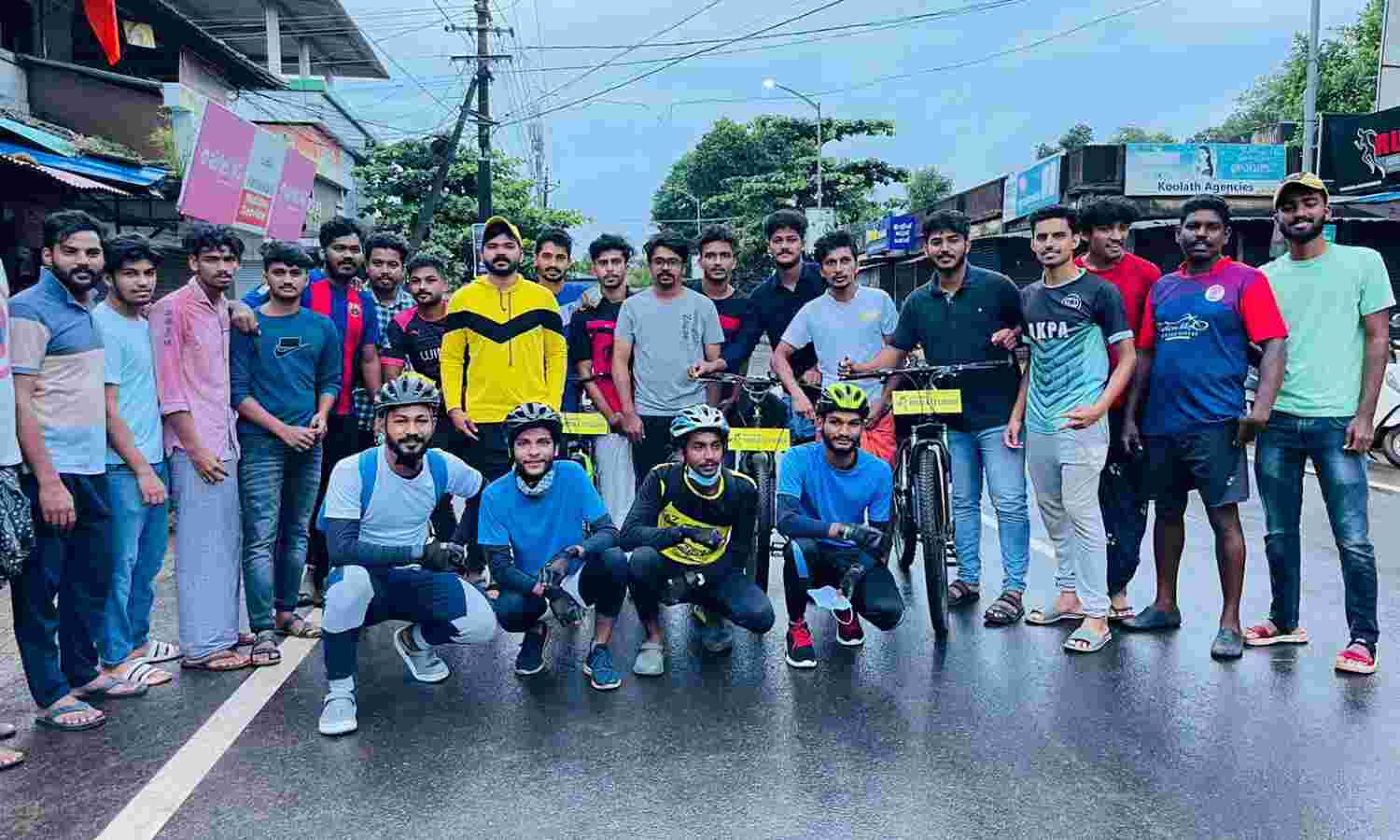 പരപ്പനങ്ങാടിയില് നിന്നും കാശ്മീരിലേക്ക് യുവാക്കള് സൈക്കിളില് യാത്ര പുറപ്പെട്ടു പരപ്പനങ്ങാടിയില് നിന്നും കാശ്മീരിലേക്ക് യുവാക്കള് സൈക്കിളില് യാത്ര പുറപ്പെട്ടു