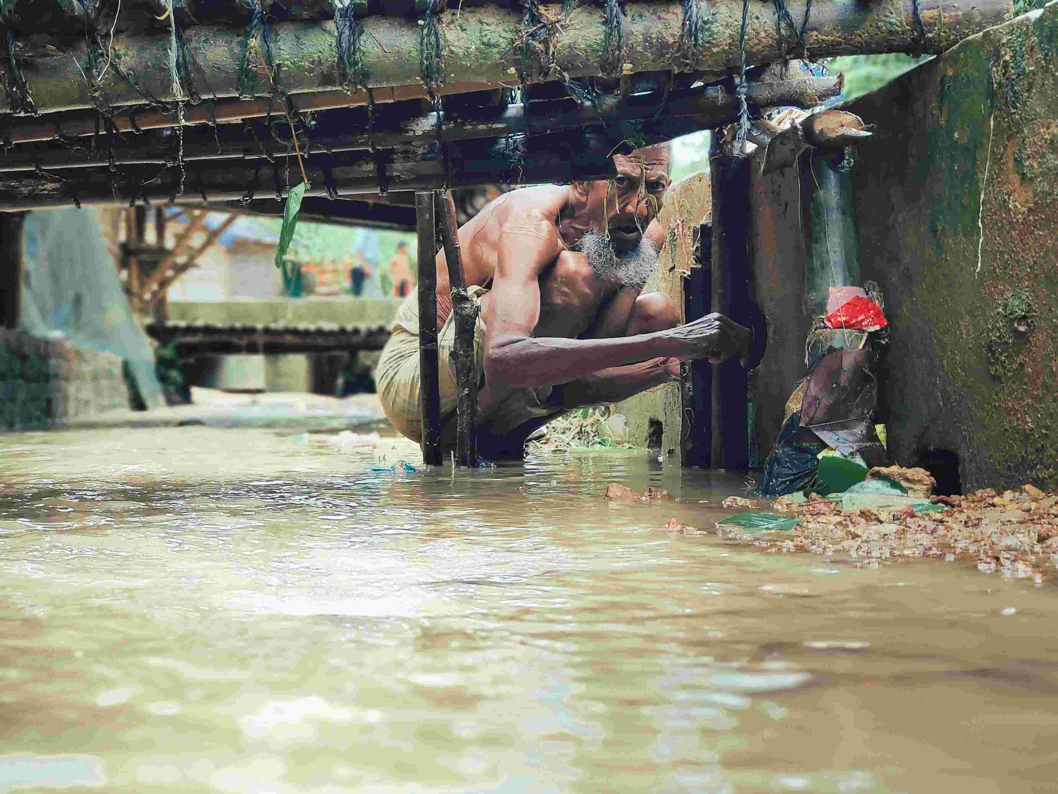 പ്രളയം സ്ത്രീകളെയും കുട്ടികളെയും പ്രായമായവരെയും വൈകല്യമുള്ളവരെയും വളരെയധികം ദോഷകരമായി ബാധിച്ചിട്ടുണ്ട്. വെള്ളംകയറിയ അഭയാര്ഥി ക്യാംപിലെ വയോധികന്