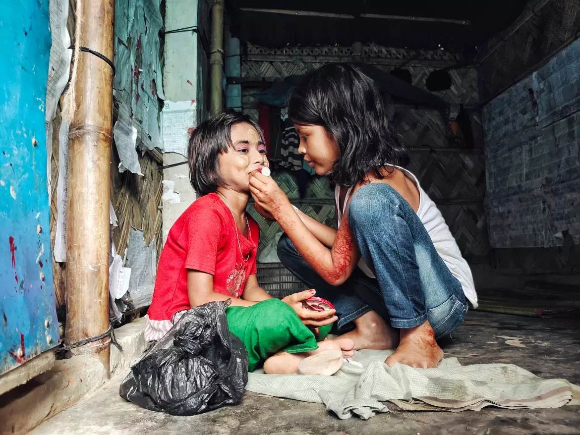 കുട്ടികളും കൗമാരക്കാരും ഏറെ കഷ്ടതയാണ് അനുഭവിക്കുന്നത്.ഏകദേശം 4,50,000 റോഹിങ്ക്യന് കുട്ടികള് ക്യാമ്പുകളില് താമസിക്കുന്നുണ്ടെന്നാണ് കണക്ക്. അവര്ക്ക് ഔപചാരിക വിദ്യാഭ്യാസം ലഭിക്കുന്നില്ല.