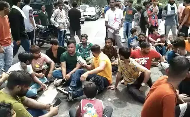 ദലിത് പെണ്കുട്ടിയെ ബലാല്സംഗം ചെയ്ത് മൃതദേഹം ദഹിപ്പിച്ച സംഭവം: ചിത കെടുത്താന് ശ്രമിച്ചപ്പോള് പോലിസ് തടഞ്ഞു; ഗുരുതര ആരോപണങ്ങളുമായി കുടുംബം ദലിത് പെണ്കുട്ടിയെ ബലാല്സംഗം ചെയ്ത് മൃതദേഹം ദഹിപ്പിച്ച സംഭവം: ചിത കെടുത്താന് ശ്രമിച്ചപ്പോള് പോലിസ് തടഞ്ഞു; ഗുരുതര ആരോപണങ്ങളുമായി കുടുംബം