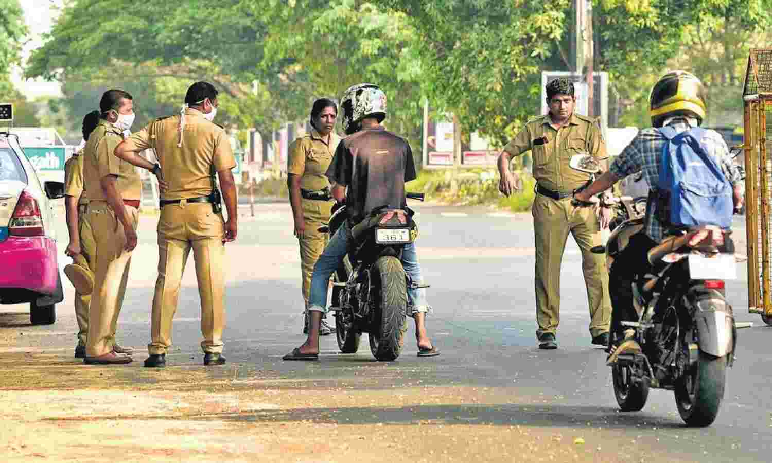 കൊവിഡ്; പിഴത്തുക വരുമാന സ്രോതസ്സാക്കി സര്ക്കാര്; കേസുകള് കൂട്ടാന് പോലിസിന് സമ്മര്ദം കൊവിഡ്; പിഴത്തുക വരുമാന സ്രോതസ്സാക്കി സര്ക്കാര്; കേസുകള് കൂട്ടാന് പോലിസിന് സമ്മര്ദം