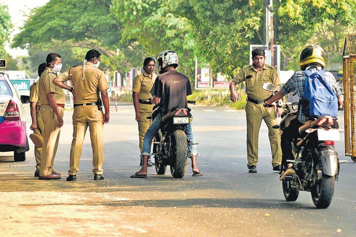 കൊവിഡ്; പിഴത്തുക വരുമാന സ്രോതസ്സാക്കി സര്‍ക്കാര്‍; കേസുകള്‍ കൂട്ടാന്‍ പോലിസിന് സമ്മര്‍ദം