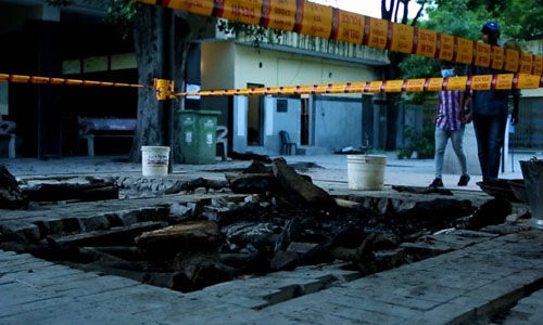 ഡല്ഹിയില് ദലിത് പെണ്കുട്ടിയെ ബലാല്സംഗം ചെയ്ത് ദഹിപ്പിച്ച സംഭവം; ബ്രാഹ്മണ പുരോഹിതന് കുറ്റം സമ്മതിച്ചിരുന്നുവെന്ന് കുടുംബവും അയല്ക്കാരും ഡല്ഹിയില് ദലിത് പെണ്കുട്ടിയെ ബലാല്സംഗം ചെയ്ത് ദഹിപ്പിച്ച സംഭവം; ബ്രാഹ്മണ പുരോഹിതന് കുറ്റം സമ്മതിച്ചിരുന്നുവെന്ന് കുടുംബവും അയല്ക്കാരും