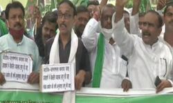 പട്‌ന: ജാതി സെന്‍സെസ് ആവശ്യപ്പെട്ട് പാര്‍ട്ടി ഓഫിസിനു മുന്നില്‍ ആര്‍ജെപി പ്രവര്‍ത്തകരുടെ പ്രതിഷേധം