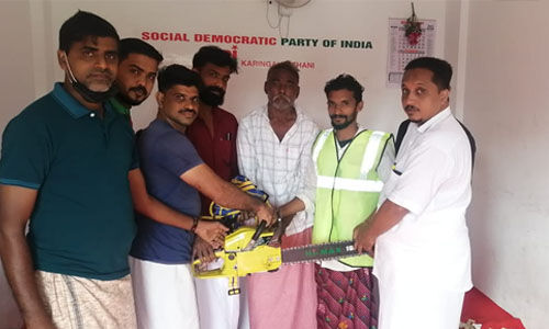 പരപ്പനങ്ങാടി: എസ്ഡിപിഐ റസ്ക്യൂ ടീമിന് വുഡ് കട്ടര് നല്കി പരപ്പനങ്ങാടി: എസ്ഡിപിഐ റസ്ക്യൂ ടീമിന് വുഡ് കട്ടര് നല്കി