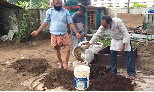 പരിസ്ഥിതി സംരക്ഷണത്തിന് പ്രകൃതി വളക്കൂട്ടുകളും കീടനാശിനികളുമായി ഒരു കൂട്ടം കര്ഷകര് പരിസ്ഥിതി സംരക്ഷണത്തിന് പ്രകൃതി വളക്കൂട്ടുകളും കീടനാശിനികളുമായി ഒരു കൂട്ടം കര്ഷകര്