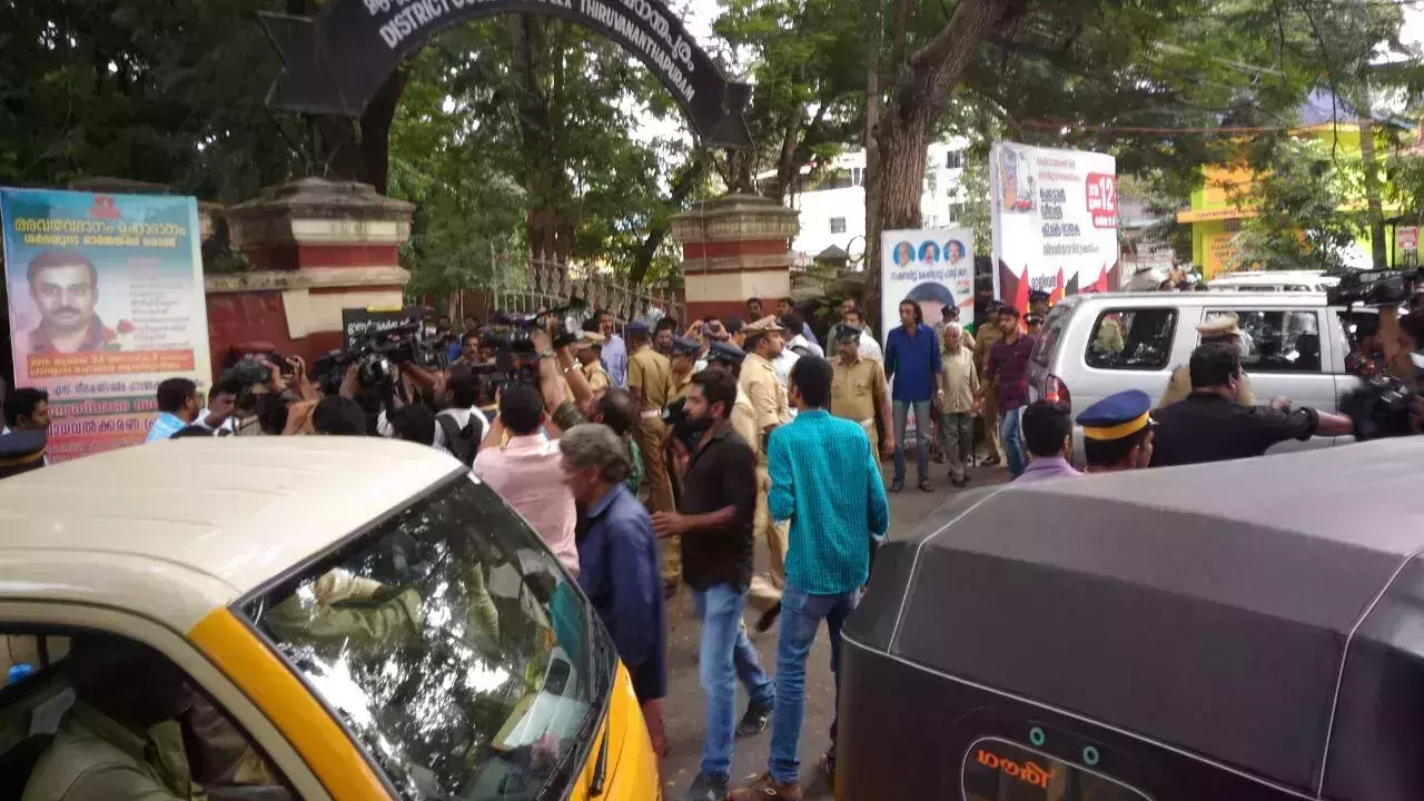 വഞ്ചിയൂര് കോടതിയിലെ അഭിഭാഷക അക്രമം ക്രിമിനല് വിളയാട്ടം; രൂക്ഷ വിമര്ശനവുമായി സിപിഐ മുഖപത്രം വഞ്ചിയൂര് കോടതിയിലെ അഭിഭാഷക അക്രമം ക്രിമിനല് വിളയാട്ടം; രൂക്ഷ വിമര്ശനവുമായി സിപിഐ മുഖപത്രം