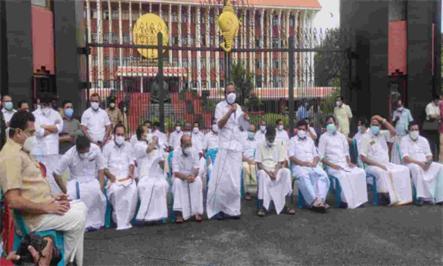 ഡോളര്കടത്തില് മുഖ്യമന്ത്രിക്കെതിരേ മൊഴി: നടപടികള് ബഹിഷ്കരിച്ച് സഭയ്ക്ക് പുറത്ത് സമാന്തര അടിയന്തിരപ്രമേയം അവതിരിപ്പിച്ച് പ്രതിപക്ഷം ഡോളര്കടത്തില് മുഖ്യമന്ത്രിക്കെതിരേ മൊഴി: നടപടികള് ബഹിഷ്കരിച്ച് സഭയ്ക്ക് പുറത്ത് സമാന്തര അടിയന്തിരപ്രമേയം അവതിരിപ്പിച്ച് പ്രതിപക്ഷം