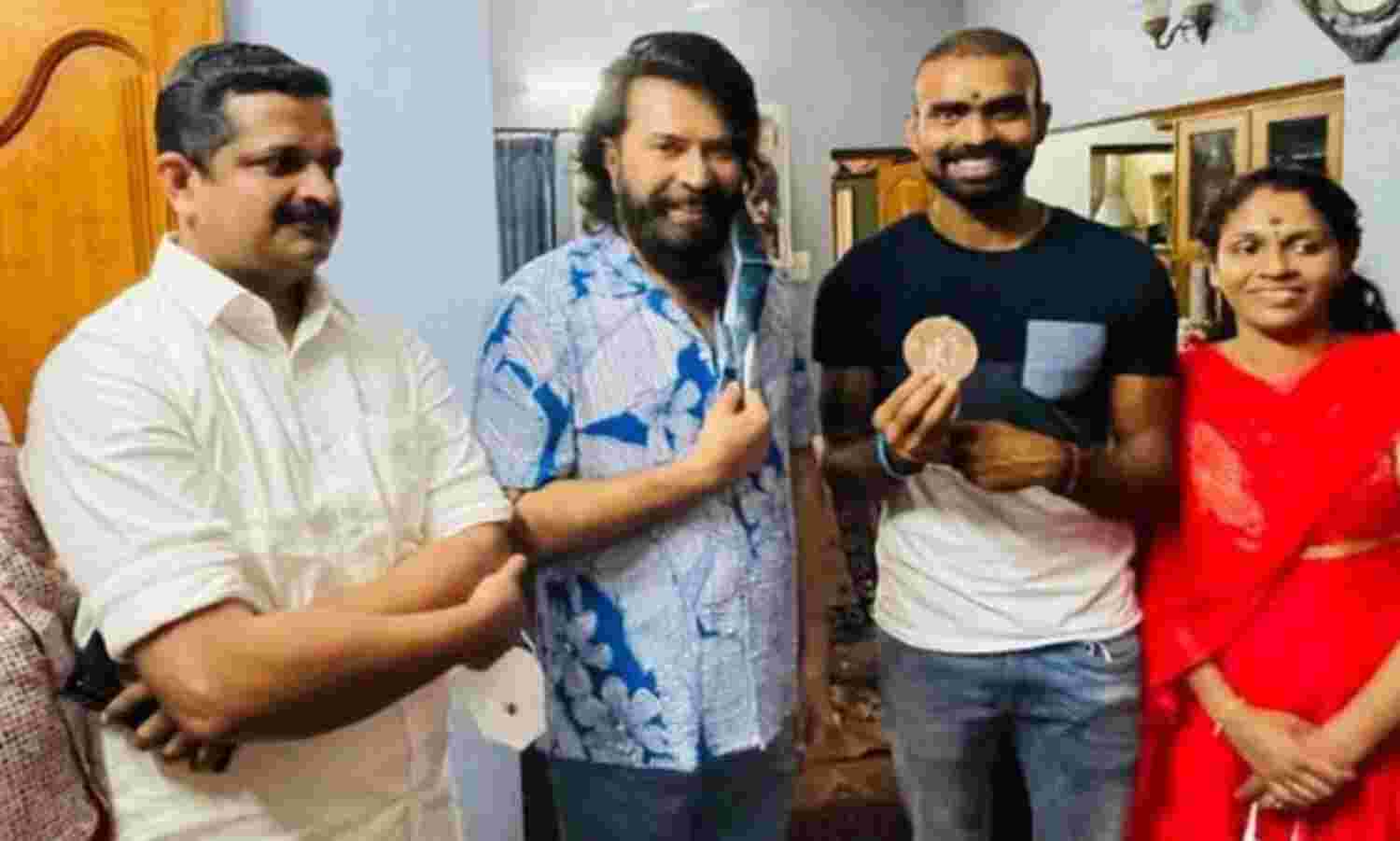 ശ്രീജേഷിന്റെ വീട്ടില് അഭിനന്ദനവുമായി മമ്മുട്ടി എത്തി ശ്രീജേഷിന്റെ വീട്ടില് അഭിനന്ദനവുമായി മമ്മുട്ടി എത്തി