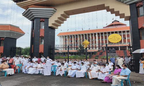 ഡോളര്‍ കടത്ത് മൊഴി: മുഖ്യമന്ത്രിക്ക് ഭയമാണ്; നിയമസഭയില്‍ നിരപരാധിത്തം തെളിയിക്കാമായിരുന്നില്ലേ എന്നും വിഡി സതീശന്‍