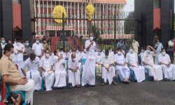 ഡോളര്‍കടത്തില്‍ മുഖ്യമന്ത്രിക്കെതിരേ മൊഴി: നടപടികള്‍ ബഹിഷ്‌കരിച്ച് സഭയ്ക്ക് പുറത്ത് സമാന്തര അടിയന്തിരപ്രമേയം അവതിരിപ്പിച്ച് പ്രതിപക്ഷം