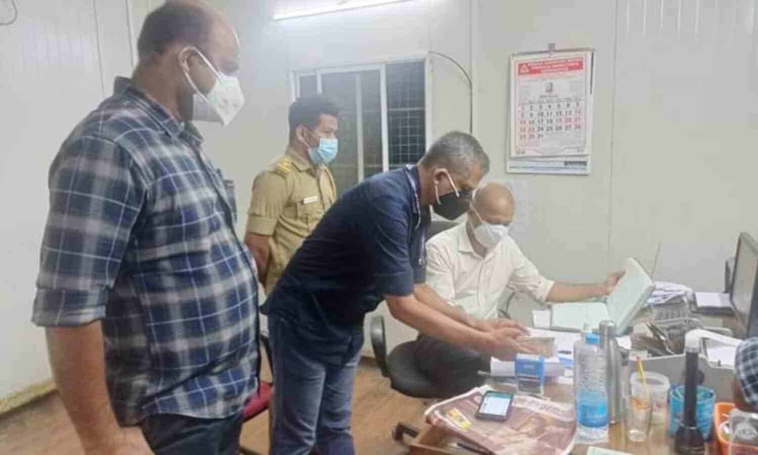 കിളിയന്തറ ആര്ടിഒ ചെക്ക് പോസ്റ്റില് വിജിലന്സ് പരിശോധന; അനധികൃത പണം കണ്ടെത്തി കിളിയന്തറ ആര്ടിഒ ചെക്ക് പോസ്റ്റില് വിജിലന്സ് പരിശോധന; അനധികൃത പണം കണ്ടെത്തി