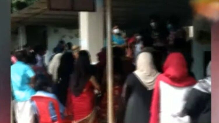 ബേപ്പൂരില് വാക്സിന് വിതരണവും കൊവിഡ് പരിശോധനയും ഒരേ കേന്ദ്രത്തില്; പ്രോട്ടോക്കോള് ലംഘനമെന്ന് ആരോപണം ബേപ്പൂരില് വാക്സിന് വിതരണവും കൊവിഡ് പരിശോധനയും ഒരേ കേന്ദ്രത്തില്; പ്രോട്ടോക്കോള് ലംഘനമെന്ന് ആരോപണം