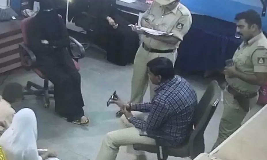 ഷഹീന് സ്കൂളിനെതിരായ രാജ്യദ്രോഹക്കേസ്; വിദ്യാര്ഥികളെ ചോദ്യം ചെയ്തത് ഗുരുതരമായ അവകാശ ലംഘനം: ഹൈക്കോടതി ഷഹീന് സ്കൂളിനെതിരായ രാജ്യദ്രോഹക്കേസ്; വിദ്യാര്ഥികളെ ചോദ്യം ചെയ്തത് ഗുരുതരമായ അവകാശ ലംഘനം: ഹൈക്കോടതി