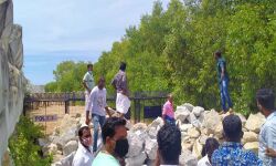 കുരിശടി പൊളിച്ചുമാറ്റണമെന്ന് വിഴിഞ്ഞം അദാനി പോര്‍ട്ട്; പറ്റില്ലെന്ന് നാട്ടുകാര്‍; സ്ഥലത്ത് വന്‍പോലിസ് സന്നാഹം