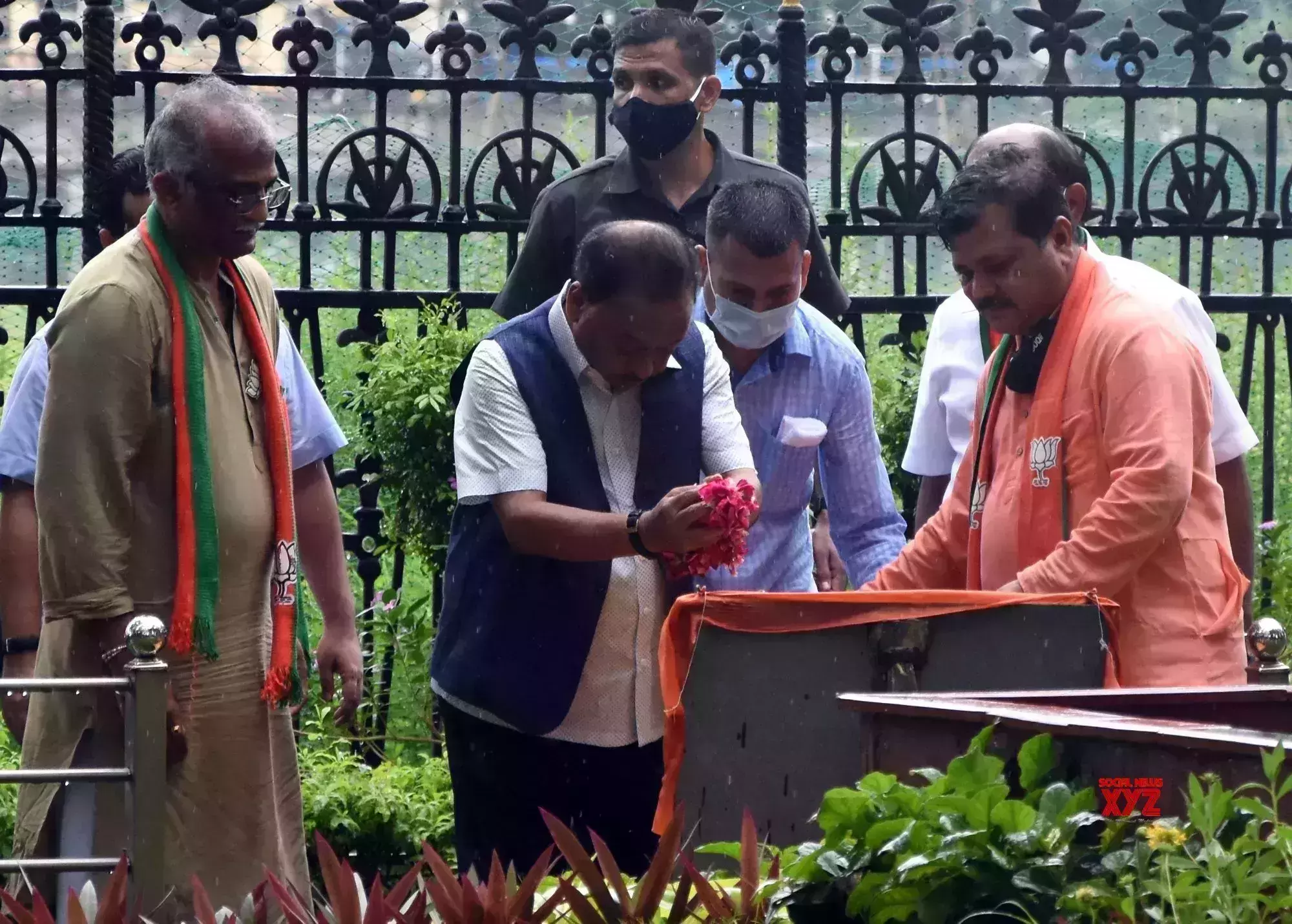 കേന്ദ്ര മന്ത്രി സന്ദര്‍ശിച്ച് അശുദ്ധമാക്കി; ബാല്‍താക്കറെയുടെ പ്രതിമ പാലും ഗോമൂത്രവും ഉപയോഗിച്ച് ശിവസേന ശുദ്ധീകരിച്ചു