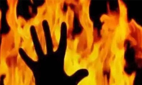 കാട്ടുനായ്ക്ക കോളനിയില് വീടിന് തീപിടിച്ച് വീട്ടമ്മ പൊള്ളലേറ്റ് മരിച്ചു കാട്ടുനായ്ക്ക കോളനിയില് വീടിന് തീപിടിച്ച് വീട്ടമ്മ പൊള്ളലേറ്റ് മരിച്ചു