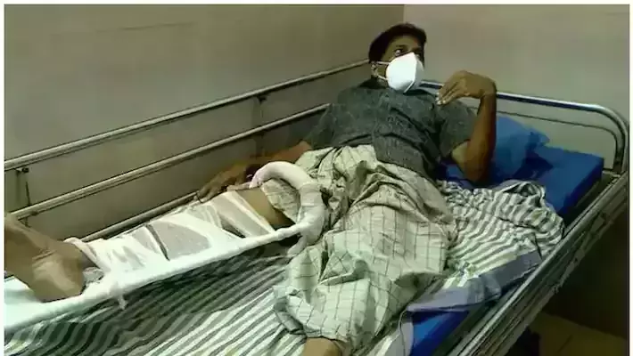 മാലിന്യം തള്ളുന്നത് തടഞ്ഞതിന് വാഹനമിടിച്ച് പരിക്കേല്പ്പിച്ച സംഭവത്തിലെ കാര് പിടിച്ചെടുത്തു മാലിന്യം തള്ളുന്നത് തടഞ്ഞതിന് വാഹനമിടിച്ച് പരിക്കേല്പ്പിച്ച സംഭവത്തിലെ കാര് പിടിച്ചെടുത്തു