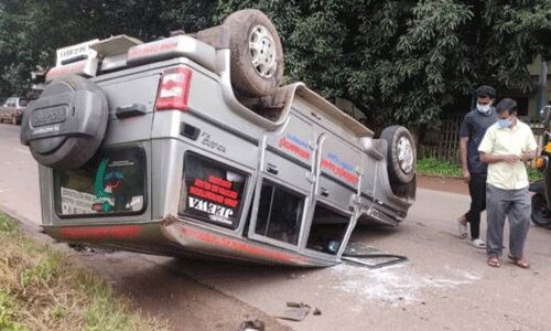 പിക്കപ്പ് ലോറിയും പാലിയേറ്റീവ് കെയര് വാഹനവും കൂട്ടിയിടിച്ചു; മൂന്ന് പേര്ക്കു പരുക്ക് പിക്കപ്പ് ലോറിയും പാലിയേറ്റീവ് കെയര് വാഹനവും കൂട്ടിയിടിച്ചു; മൂന്ന് പേര്ക്കു പരുക്ക്