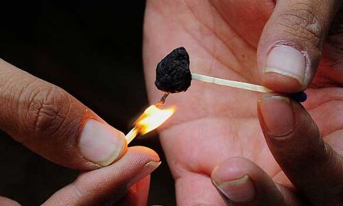 മയക്കുമരുന്നുമായി യുവാക്കള് പിടിയില് മയക്കുമരുന്നുമായി യുവാക്കള് പിടിയില്