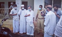 കാസര്‍കോട്ട് പള്ളിമുറ്റത്ത് നിര്‍ത്തിയിട്ട ഇമാമിന്റെ ബൈക്ക് കത്തി നശിച്ച നിലയില്‍