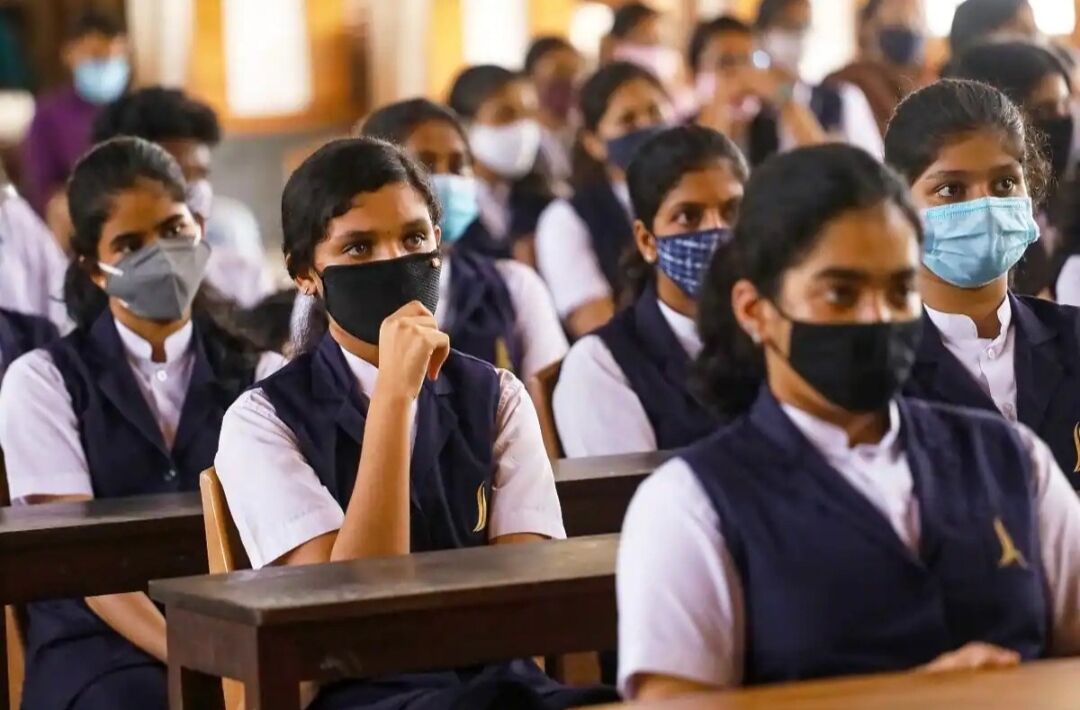 കര്‍ണാടകയില്‍ സ്‌കൂളുകള്‍ തുറന്നു; വിദ്യാർത്ഥികളെ  മധുരം നല്‍കി സ്വീകരിച്ച് അധ്യാപകര്‍