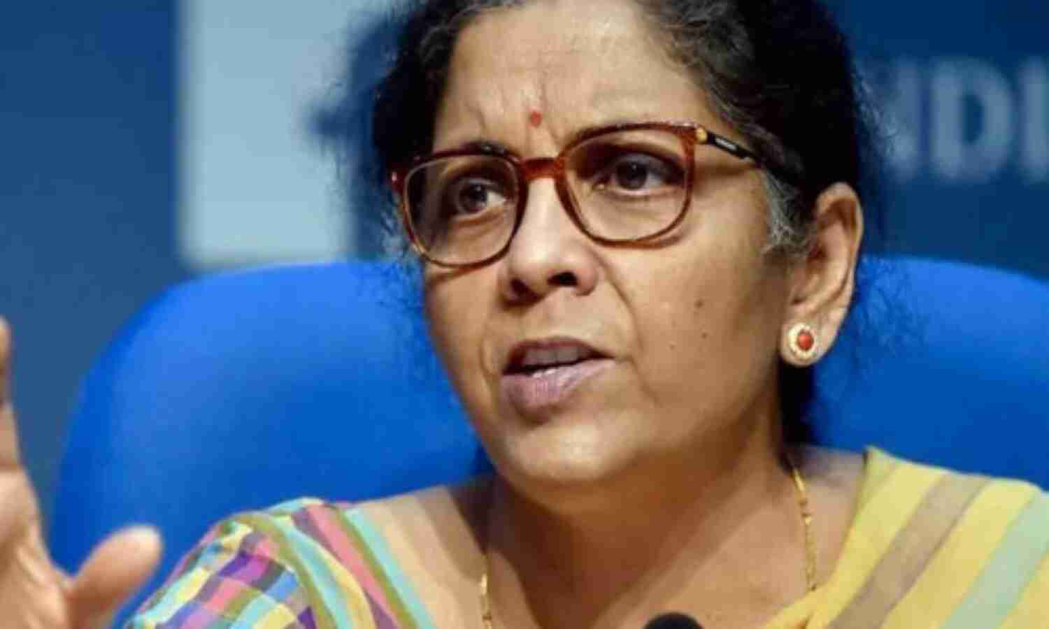 ഇന്ധന നികുതി കുറയ്ക്കാത്തതെന്തെന്ന് സംസ്ഥാനങ്ങളോട് ചോദിക്കൂ; പരിഹസിച്ച് കേന്ദ്ര ധനമന്ത്രി ഇന്ധന നികുതി കുറയ്ക്കാത്തതെന്തെന്ന് സംസ്ഥാനങ്ങളോട് ചോദിക്കൂ; പരിഹസിച്ച് കേന്ദ്ര ധനമന്ത്രി