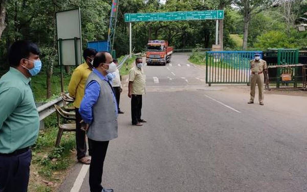 അതിര്ത്തി കടക്കാന് വ്യാജ ആര്ടിപിസിആര് സര്ട്ടിഫിക്കറ്റ്; ട്രാവല് ഏജന്സി ഉടമ അറസ്റ്റില് അതിര്ത്തി കടക്കാന് വ്യാജ ആര്ടിപിസിആര് സര്ട്ടിഫിക്കറ്റ്; ട്രാവല് ഏജന്സി ഉടമ അറസ്റ്റില്