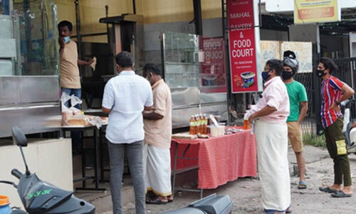 കൊവിഡ് മാനദണ്ഡങ്ങള് കര്ശനമായി നടപ്പാക്കുന്ന വ്യാപാരികള്ക്ക് അഭിനന്ദനപത്രം നല്കാനൊരുങ്ങി കാസര്കോഡ് പോലിസ് കൊവിഡ് മാനദണ്ഡങ്ങള് കര്ശനമായി നടപ്പാക്കുന്ന വ്യാപാരികള്ക്ക് അഭിനന്ദനപത്രം നല്കാനൊരുങ്ങി കാസര്കോഡ് പോലിസ്