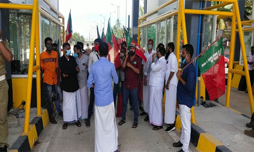 തിരുവല്ലത്തെ അന്യായ ടോള് പിരിവ് അനുവദിക്കില്ല; എസ്ഡിപിഐ സൂചന സമരം നടത്തി തിരുവല്ലത്തെ അന്യായ ടോള് പിരിവ് അനുവദിക്കില്ല; എസ്ഡിപിഐ സൂചന സമരം നടത്തി