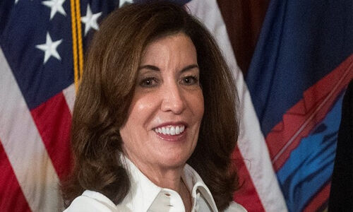ന്യൂയോര്‍ക്കിലെ ആദ്യ വനിതാ ഗവര്‍ണറായി കാത്തി ഹോചുല്‍ സ്ഥാനമേറ്റു
