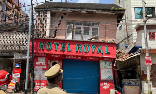 എറണാകുളത്ത് ഇരു നില കെട്ടിടം ചെരിഞ്ഞു;സമീപത്തുളളവരെ ഒഴിപ്പിച്ചു