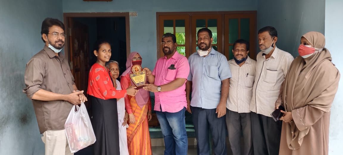 അറബി ഒന്നാം ഭാഷയായി പഠിച്ച് ഫുള് എ പ്ലസ്; ശ്രീപാര്വ്വതിയെ ആദരിച്ചു അറബി ഒന്നാം ഭാഷയായി പഠിച്ച് ഫുള് എ പ്ലസ്; ശ്രീപാര്വ്വതിയെ ആദരിച്ചു