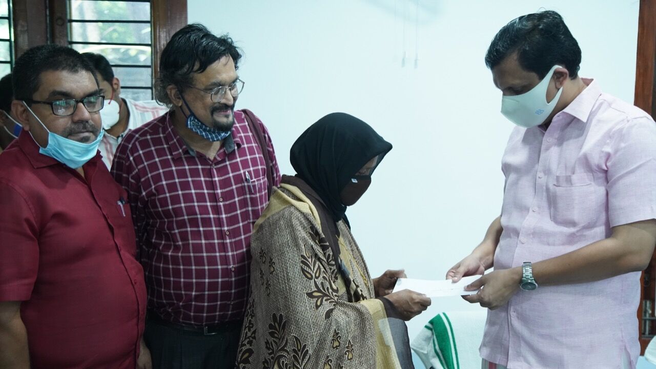 അവാര്‍ഡ് തുക മുഖ്യമന്ത്രിയുടെ വാക്‌സിന്‍ ചാലഞ്ചിലേക്ക് നല്‍കി റുഖിയ