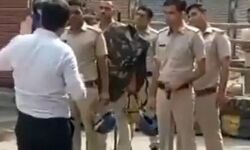 കര്ഷക സമരക്കാരുടെ തല തല്ലിപ്പൊളിക്കണമെന്ന് പോലിസിന് നിര്ദേശം നല്കി ഹരിയാന സബ് ഡിവിഷണല് മജിസ്ട്രേറ്റ്; വീഡിയോ വൈറല് കര്ഷക സമരക്കാരുടെ തല തല്ലിപ്പൊളിക്കണമെന്ന് പോലിസിന് നിര്ദേശം നല്കി ഹരിയാന സബ് ഡിവിഷണല് മജിസ്ട്രേറ്റ്; വീഡിയോ വൈറല്