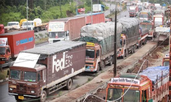 വാളയാര് ചെക്ക്പോസ്റ്റില് വാക്കി ടോക്കി കണ്ടെത്തിയ സംഭവം: നാല് ഉദ്യോഗസ്ഥര്ക്ക് സസ്പെന്ഷന് വാളയാര് ചെക്ക്പോസ്റ്റില് വാക്കി ടോക്കി കണ്ടെത്തിയ സംഭവം: നാല് ഉദ്യോഗസ്ഥര്ക്ക് സസ്പെന്ഷന്
