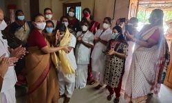 ഒരു ദിവസം 893 പേര്‍ക്ക് വാക്‌സിന്‍ നല്‍കി പുഷ്പ ലത ; ആദരിക്കാന്‍ ആരോഗ്യ മന്ത്രിയെത്തി