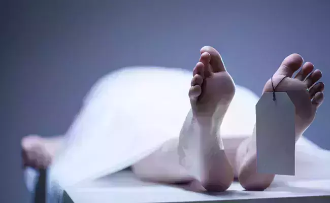 മൂന്ന് കുട്ടികളെ തനിച്ചാക്കി ആലുവയില് അമ്മ ജീവനൊടുക്കി മൂന്ന് കുട്ടികളെ തനിച്ചാക്കി ആലുവയില് അമ്മ ജീവനൊടുക്കി