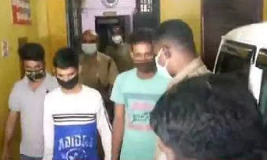 വ്യാജ ലൈസന്സുള്ള തോക്കുകള് കൈവശം വച്ചന്നാരോപിച്ച് അഞ്ച് കശ്മീര് യുവാക്കള് അറസ്റ്റില് വ്യാജ ലൈസന്സുള്ള തോക്കുകള് കൈവശം വച്ചന്നാരോപിച്ച് അഞ്ച് കശ്മീര് യുവാക്കള് അറസ്റ്റില്