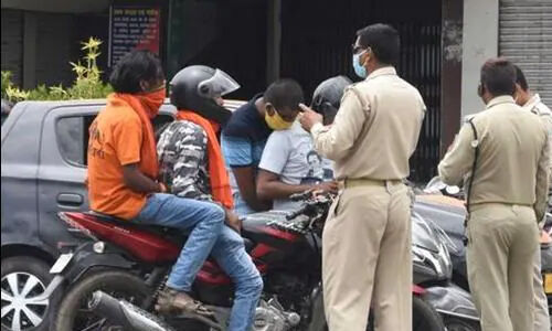 ജാര്ഖണ്ഡില് മാസ്ക് വയ്ക്കാത്തതിന് സൈനികനെ മര്ദ്ദിച്ച പോലിസുകാര്ക്ക് സസ്പെന്ഷന് ജാര്ഖണ്ഡില് മാസ്ക് വയ്ക്കാത്തതിന് സൈനികനെ മര്ദ്ദിച്ച പോലിസുകാര്ക്ക് സസ്പെന്ഷന്