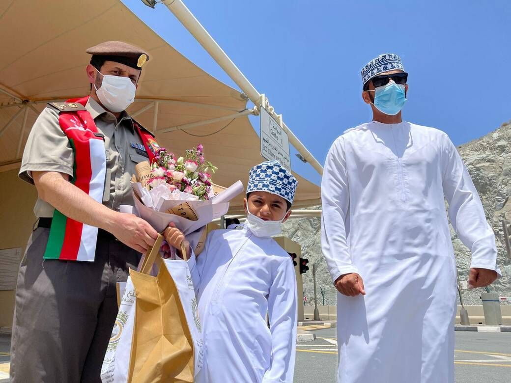 ഒമാനി സന്ദര്‍ശകരെ പൂക്കളും സമ്മാനങ്ങളും നല്‍കി സ്വീകരിച്ച് യുഎഇ പോലിസ്