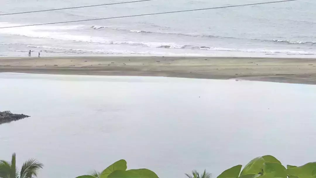 ചൂട്ടാട് അഴിമുഖത്തില്‍ ആറ് ഫൈബര്‍ ബോട്ടുകള്‍ അപകടത്തില്‍പ്പെട്ടു