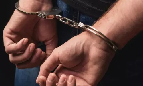 സഹപാഠിക്കൊപ്പം ലിവിങ് ടുഗദര്, പ്രസവശേഷം ഒഴുവാക്കി മറ്റൊരു വിവാഹത്തിന് ശ്രമം: യുവതിയുടെ പീഡന പരാതിയില് യുവാവ് അറസ്റ്റില് സഹപാഠിക്കൊപ്പം ലിവിങ് ടുഗദര്, പ്രസവശേഷം ഒഴുവാക്കി മറ്റൊരു വിവാഹത്തിന് ശ്രമം: യുവതിയുടെ പീഡന പരാതിയില് യുവാവ് അറസ്റ്റില്