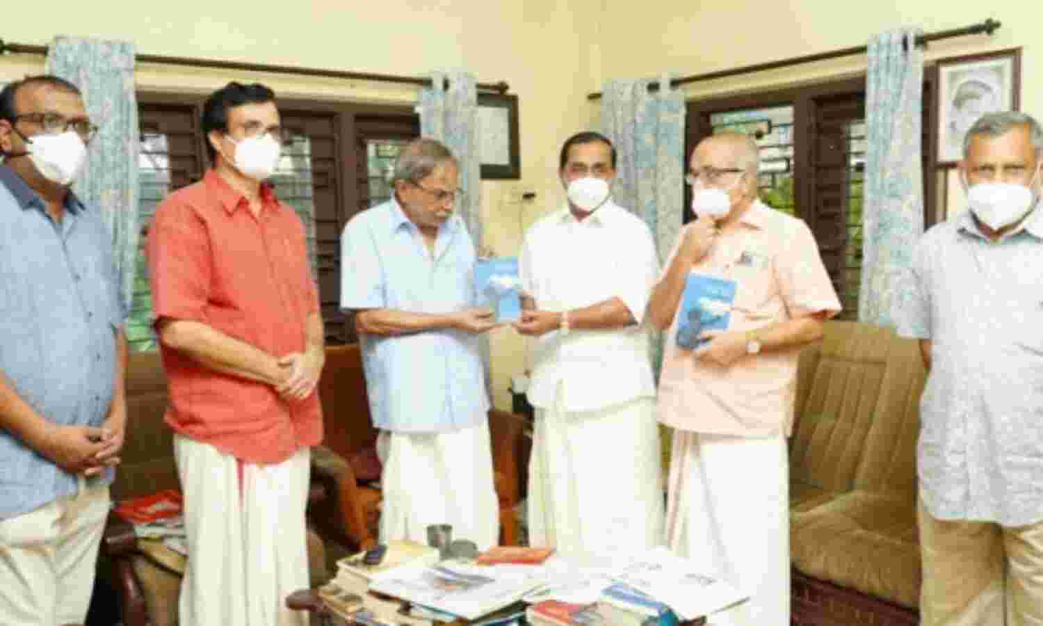 മുന് മന്ത്രി പ്രൊഫ. സി.രവീന്ദ്രനാഥിന്റെ പുസ്തകം എം.ടി. വാസുദേവന് നായര് പ്രകാശനം ചെയ്തു മുന് മന്ത്രി പ്രൊഫ. സി.രവീന്ദ്രനാഥിന്റെ പുസ്തകം എം.ടി. വാസുദേവന് നായര് പ്രകാശനം ചെയ്തു