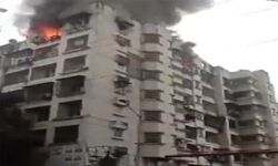 മുംബൈയിലെ ബഹുനില കെട്ടിടത്തില്‍ തീപ്പിടിത്തം; ഫയര്‍ഫോഴ്‌സ് ഉദ്യോഗസ്ഥന് പരിക്ക് (വീഡിയോ)