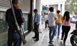 സുരക്ഷാ ഉദ്യോഗസ്ഥരുടെ തോക്കുകളുടെ ലൈസന്‍സ് പരിശോധിക്കാന്‍ നിര്‍ദ്ദേശം