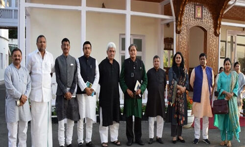 ഐടി പാര്ലമെന്ററി കമ്മിറ്റി അംഗങ്ങള് ജമ്മു കശ്മീര് ലഫ്റ്റ്നെന്റ് ഗവര്ണറുമായി കൂടിക്കാഴ്ച നടത്തി ഐടി പാര്ലമെന്ററി കമ്മിറ്റി അംഗങ്ങള് ജമ്മു കശ്മീര് ലഫ്റ്റ്നെന്റ് ഗവര്ണറുമായി കൂടിക്കാഴ്ച നടത്തി