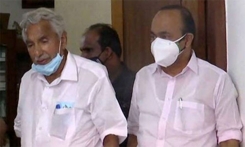 കോണ്‍ഗ്രസിലെ പ്രശ്‌നപരിഹാരം ഉമ്മന്‍ ചാണ്ടിയുടെ അനുഗ്രഹത്തോടെ; പുതുപ്പള്ളിയിലെത്തി വിഡി സതീശന്‍